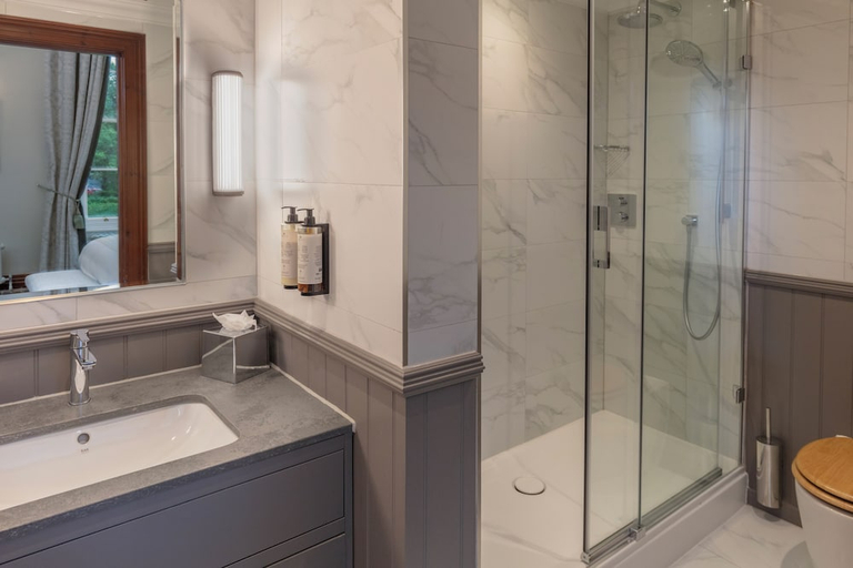 Bathroom 4, Oulton Hall Hotel, Spa & Golf Resort, Leeds
