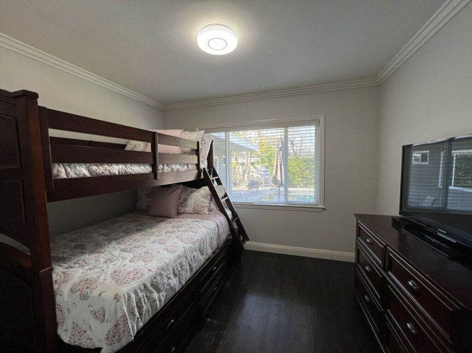 Bedroom 2, Gorgeous Pool Home 1/2 Mile Walk to Disney, Orange