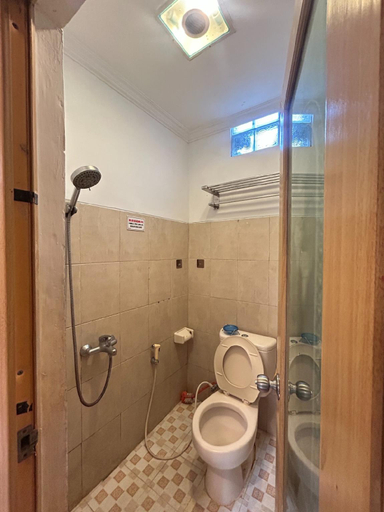 Bathroom 3, Ndalem Pundhi By Sewain Management, Sleman
