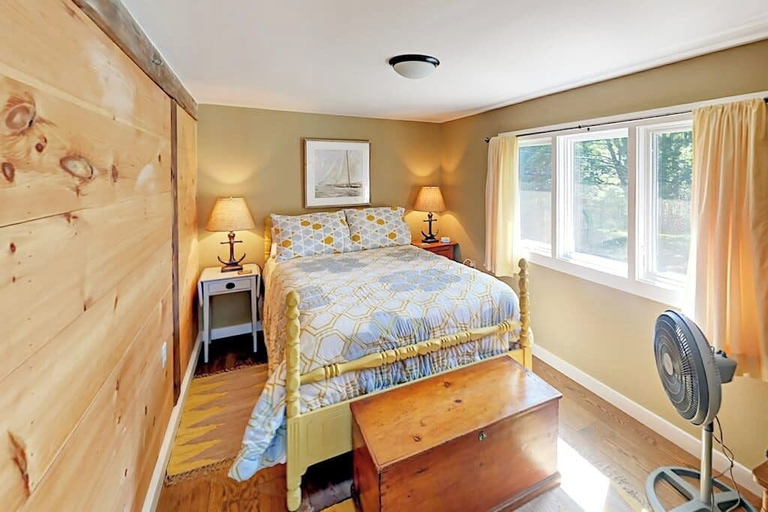 Room 5, Renovated Waterfront Cottage With Expansive Deck, Multiple Fireplaces, & Grill, Hancock