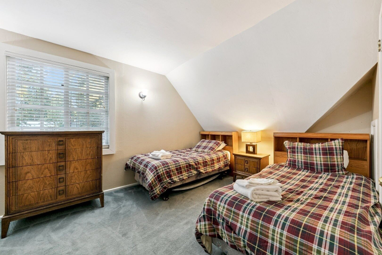 Room 4, 3664 Birch Avenue 5 Bedroom Cabin by RedAwning, El Dorado