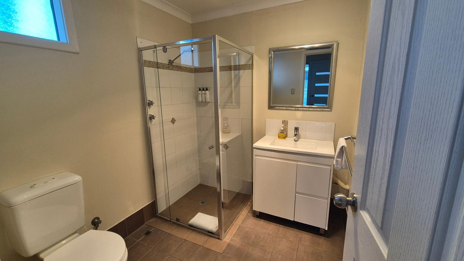 Bathroom 2, Lilacs Waterfront Villas & Cottages, Albany