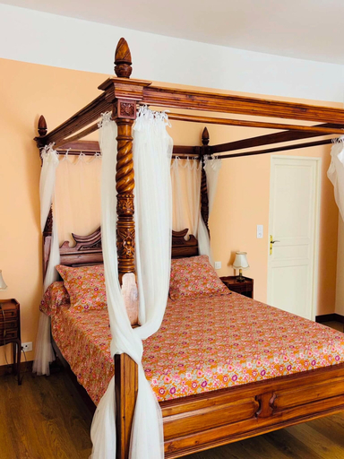 Bedroom 2, Maison d'Hôtes Le Cadran Solaire, Charente-Maritime
