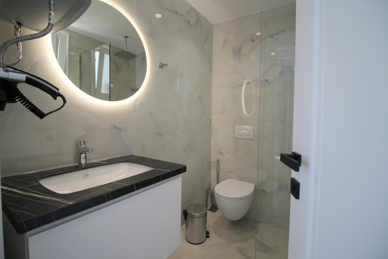 Bathroom 3, Oni Apartments Sarande, Sarandës