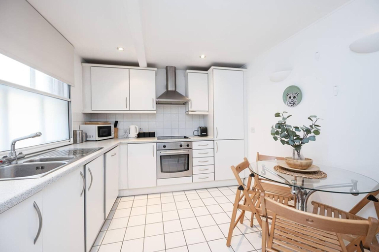 Private kitchen, Apartment Sleeps 4 With Wifi, London