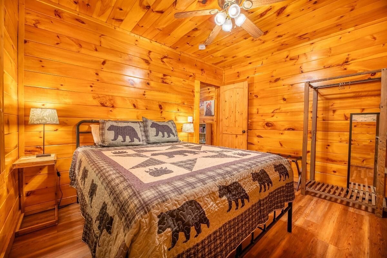 Room 2, Misty Mountain Treehouse, Sevier