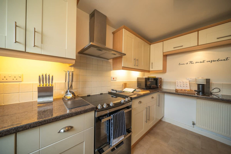 Room 2, 5 BD 3 Bath 3 Car Drive Large Garden Pet Friendly, Gloucestershire