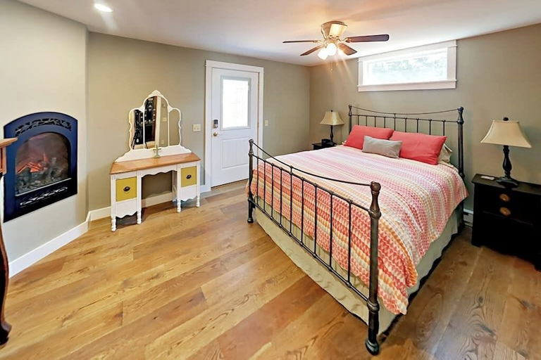 Room 2, Renovated Waterfront Cottage With Expansive Deck, Multiple Fireplaces, & Grill, Hancock