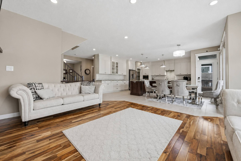 Living room 5, Luxury 4BR and 3,5 Bath in Beautiful Neighborhood, Division No. 11