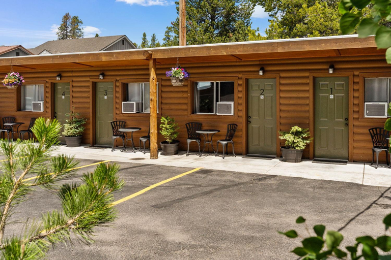 Exterior & Views 1, Elkhorn Cabins And Inn, Gallatin