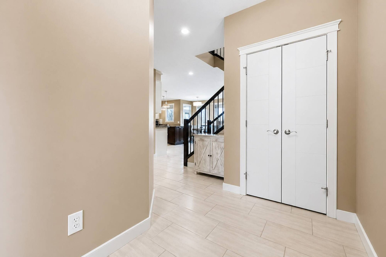 Interior 4, Luxury 4BR and 3,5 Bath in Beautiful Neighborhood, Division No. 11