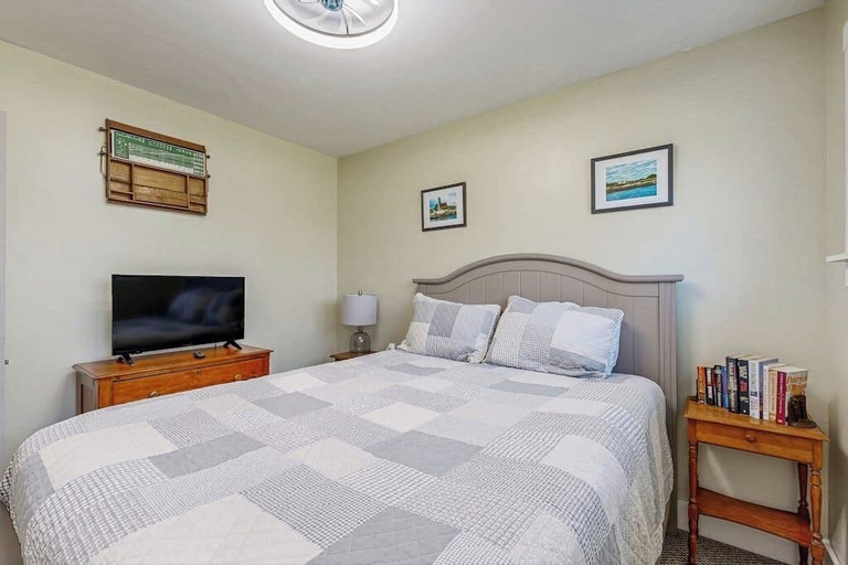 Room 5, Coastal Bungalow With Large Yard, Beautiful Kitchen, & Great Location, Lincoln
