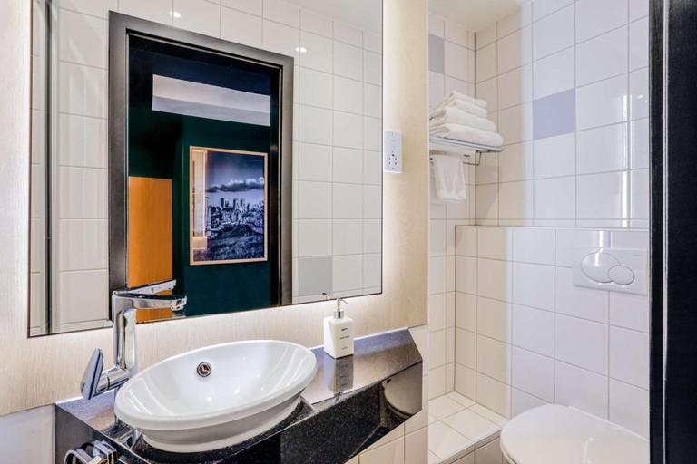 Bathroom 3, Radisson Hotel York, York
