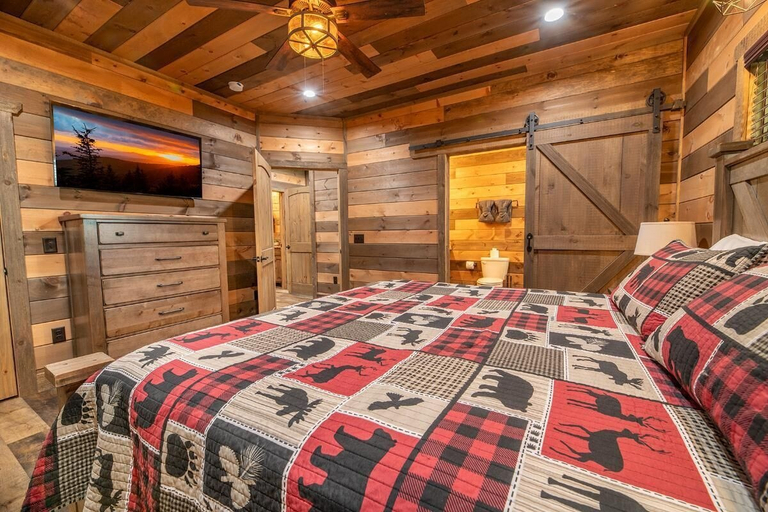 Room 2, Hilltop Hideaway, Sevier