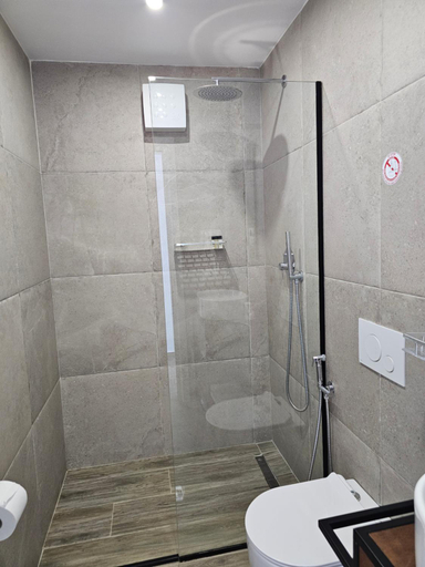 Bathroom 3, Ardit Seaside Rooms, Sarandës