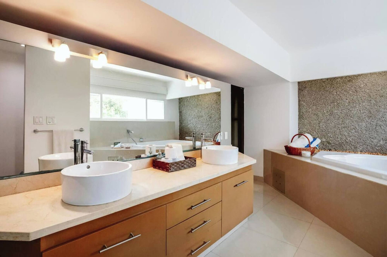 Bathroom 2, Incredible! Spacious Apartment Just Steps From the sea, Cozumel