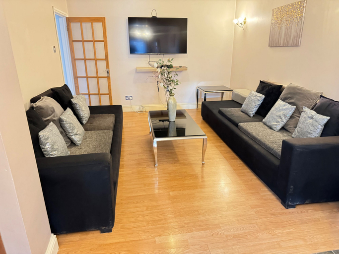 Living area 4, House Sleeps 10 with Parking and Garden, London