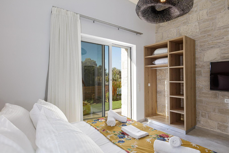 3, Mandana Villa - With Heated Pool & Jacuzzi, Crete