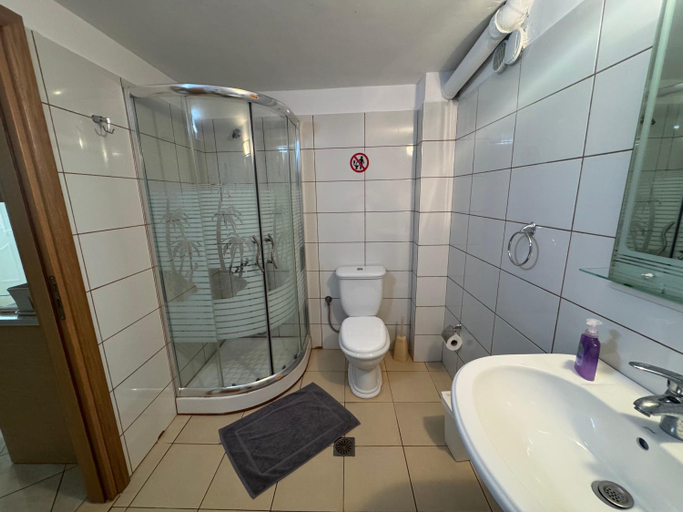 Bathroom 2, Lucas apartments, Vlorës