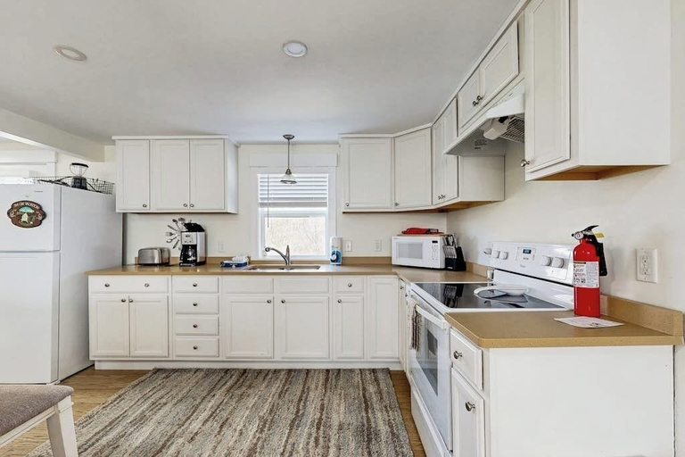 Private kitchen 2, Well-located, Dog-friendly Home - Walk to Footbridge & Barrett Park, Lincoln