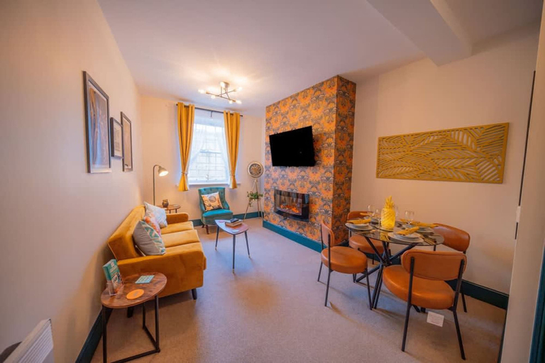 Room 4, 2 Bed Refurbished Apartment Parking Pet Friendly, Gloucestershire
