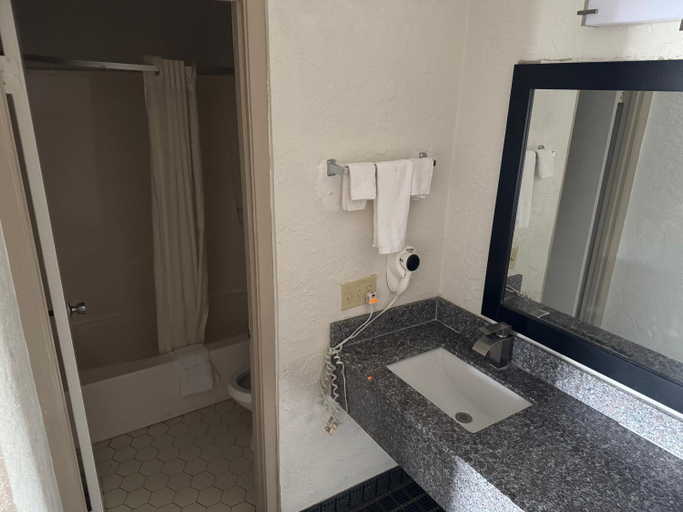 Bathroom 2, Bonifay Inn, Holmes