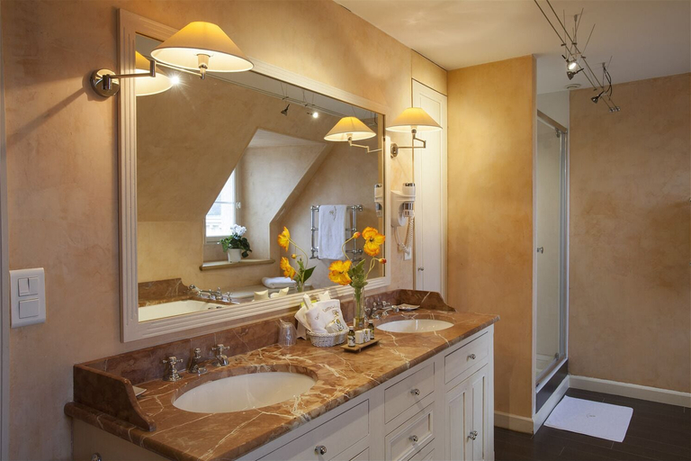 Bathroom 5, Château de La Rivière, Gironde