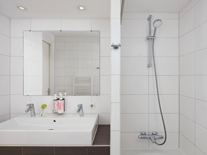Bathroom 5, YAYS Amsterdam Prince Island by Numa, Amsterdam
