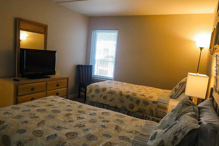 Room 4, Seville 603 Minium 3 Bedroom Condo by RedAwning, Cameron