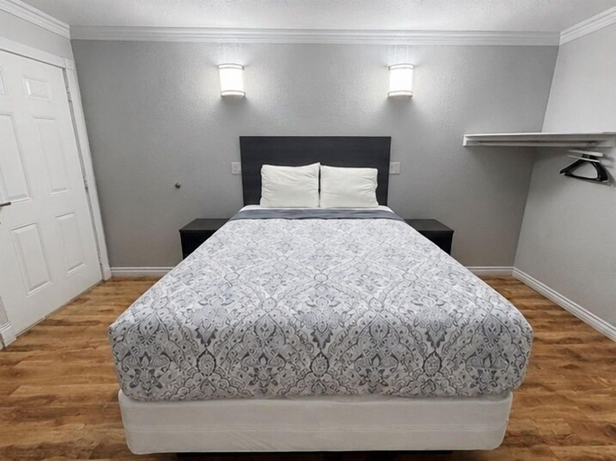 Bedroom 2, Seaway Motel, Los Angeles