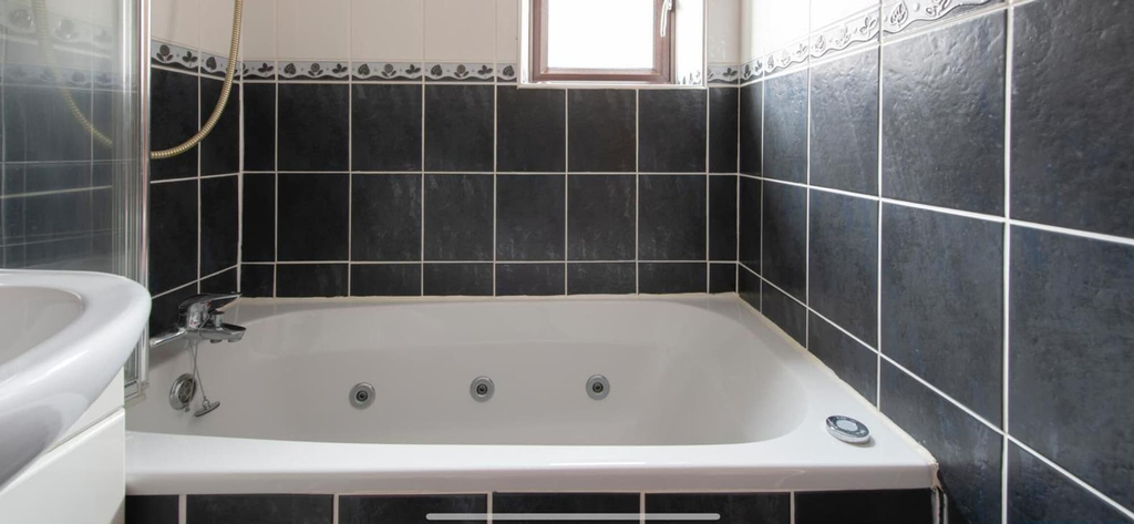 Bathroom 3, House Sleeps 10 with Parking and Garden, London