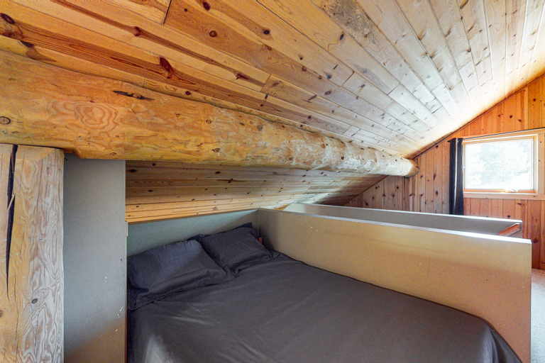 Room 3, Lac Le Jeune Cabins by Okanagan Premier, Thompson-Nicola