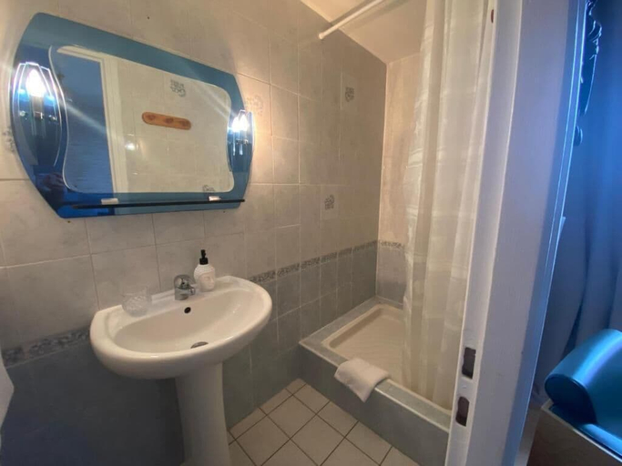 Bathroom 4, Chapeau Claque Cabaret, Saône-et-Loire