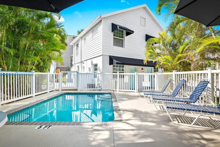 Sport & Beauty 3, Parrot Beach Cottages Suite #4, Sarasota