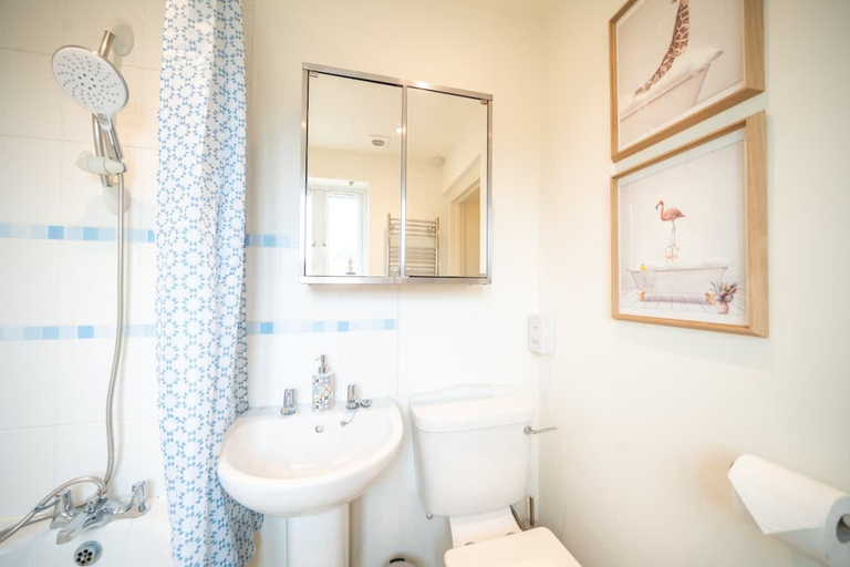 Room 5, 5 BD 3 Bath 3 Car Drive Large Garden Pet Friendly, Gloucestershire