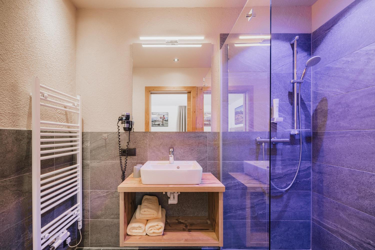 Bathroom 2, Alpinium - inklusive SUPER SOMMER CARD, Landeck