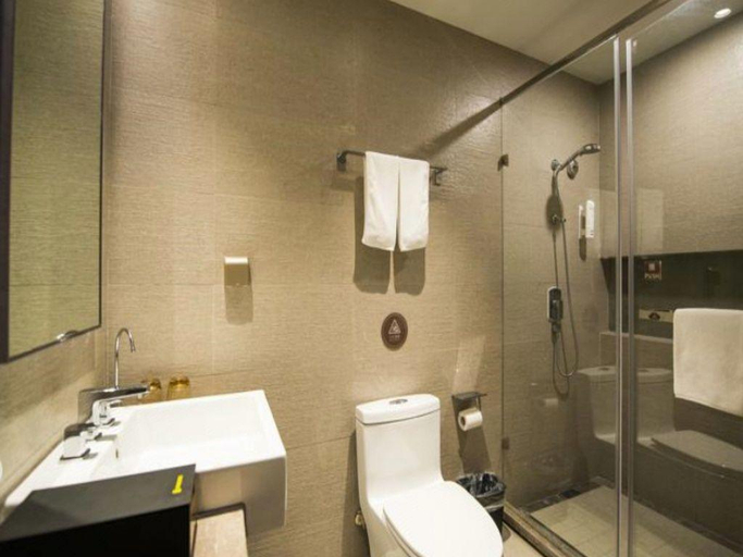 Bathroom 3, Home Inn Plus Shanghai Xintiandi Lujiabang Road Metro Station, Shanghai