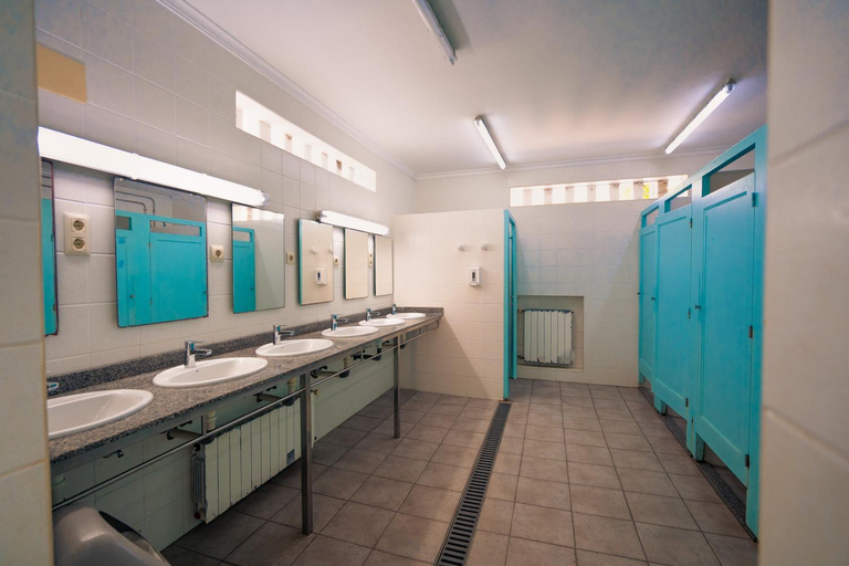 Bathroom, Kampaoh Oliva, Valencia