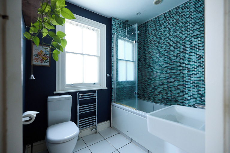 Bathroom 3, Hearth Behind the Shutters - Greenwich, London