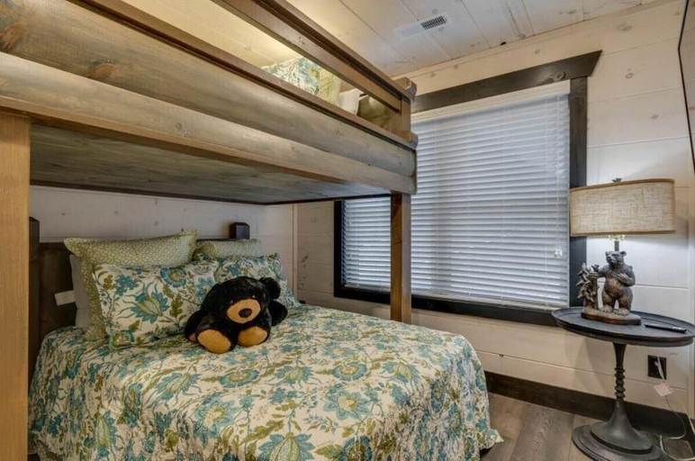 Room 2, Bluemoon Ridge, Sevier