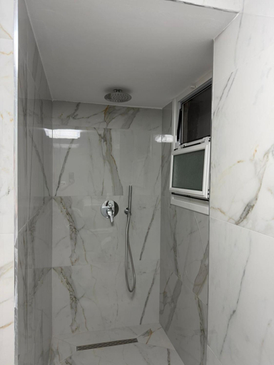 Bathroom 2, Vila Basho, Sarandës