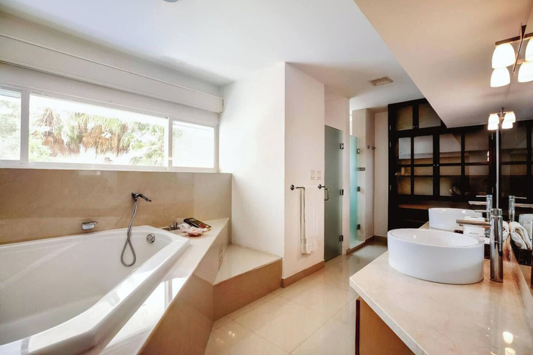 Bathroom 4, Incredible! Spacious Apartment Just Steps From the sea, Cozumel