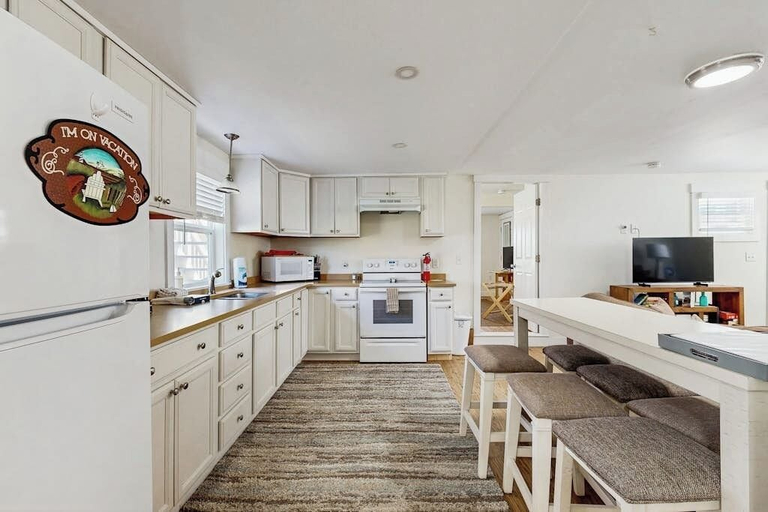 Private kitchen 3, Well-located, Dog-friendly Home - Walk to Footbridge & Barrett Park, Lincoln