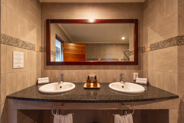 Bathroom 4, Plateau Country House, Eden