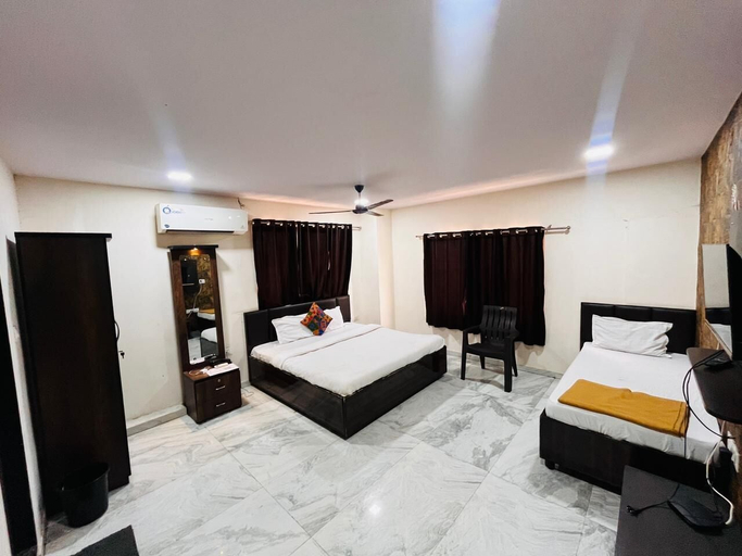 Room 4, HOTEL VISHWA PALACE, Ahmadabad