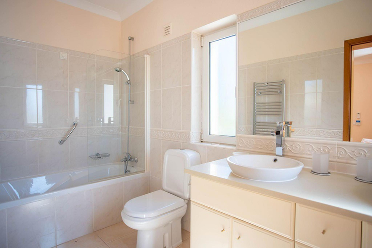 5, Gramacho · Immaculately Presented Villa With P, Lagoa