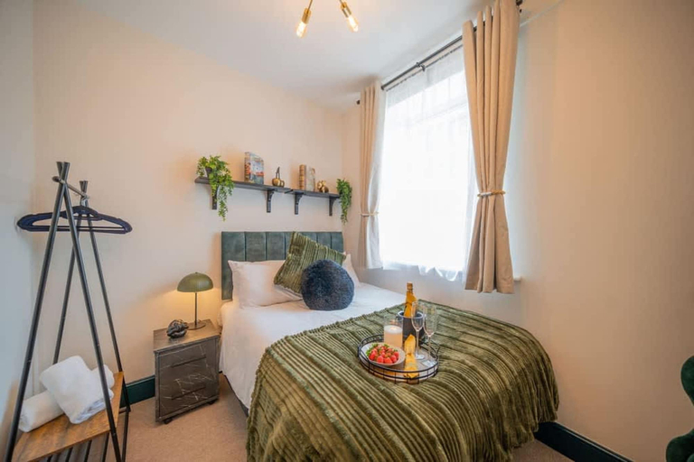Room 2, 2 Bed Refurbished Apartment Parking Pet Friendly, Gloucestershire