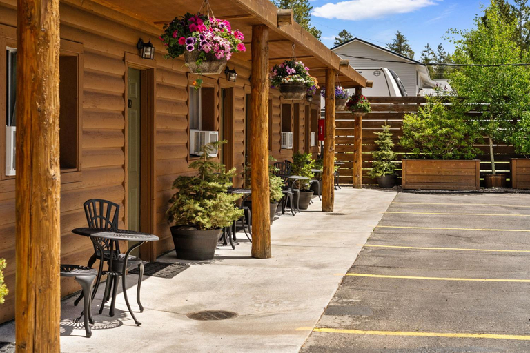 Exterior & Views 2, Elkhorn Cabins And Inn, Gallatin