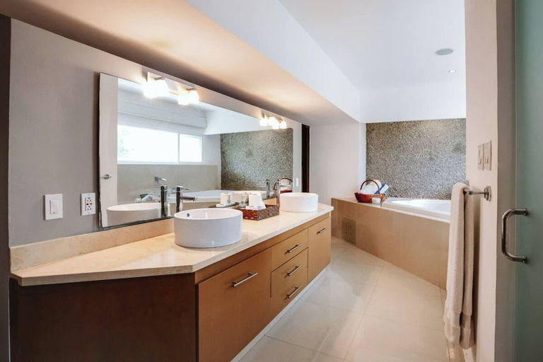Bathroom 5, Incredible! Spacious Apartment Just Steps From the sea, Cozumel