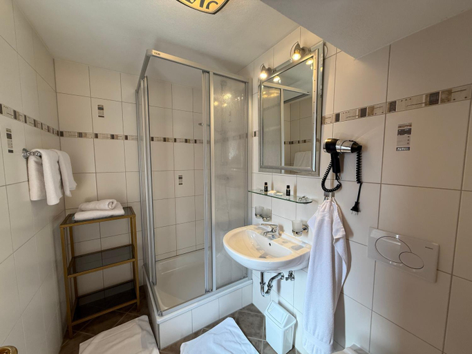 Bathroom 2, Gastehaus Zugspitzblick, Reutte